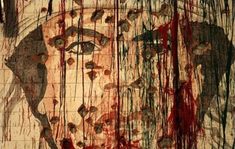 Một bức chân dung của nhà lãnh đạo bị lật đổ Moammar Gadhafi trên một bức tường tại thủ đô Tripoli, Libya, hôm 1/9. Đây là thời điểm ông Gadhafi một lần nữa thề không đầu hàng trong một thông điệp trên đài truyền hình Libya, nhân dịp kỷ niệm 42 năm cuộc đảo chính đã đưa ông lên nắm quyền ở quốc gia Bắc Phi. Ảnh: AFP